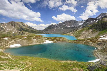 Wolken und Sonne auf türkisfarbenen Seen umrahmt von felsigen Gipfeln, Joriseen, Jorifless Pass, Kanton Graubünden, Engadin, Schweiz, Europa - RHPLF07989