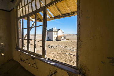 Fenster eines alten Kolonialhauses, alte Diamanten-Geisterstadt, Kolmanskop (Coleman's Hill), bei Luderitz, Namibia, Afrika - RHPLF07997