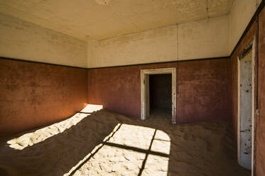 Sand in einem alten Kolonialhaus, alte Diamanten-Geisterstadt, Kolmanskop (Coleman's Hill), bei Luderitz, Namibia, Afrika - RHPLF07998