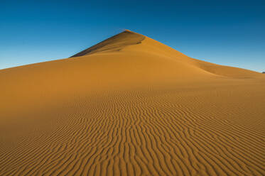 Die riesige Sanddüne 45, Sossusvlei, Namib-Naukluft-Nationalpark, Namibia, Afrika - RHPLF08006