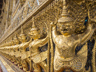 Garudas, Wat Phra Kaew (Tempel des Smaragdbuddhas), Großer Palast, Bangkok, Thailand, Südostasien, Asien - RHPLF08021