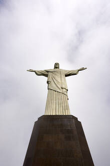 Niedriger Winkel der ikonischen Christus-Erlöser-Statue an einem bewölkten Tag, Rio de Janeiro, Brasilien, Südamerika - RHPLF08024