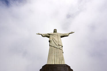 Niedrige Winkelaufnahme der Christ-Erlöser-Statue in Rio de Janeiro an einem bewölkten Tag, Rio de Janeiro, Brasilien, Südamerika - RHPLF08025