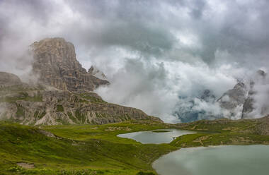 Piani-Seen und Scarpieri-Gipfel an einem nebligen und bewölkten Tag, Dolomiten, Südtirol, Italien, Europa - RHPLF08027