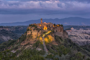 Civita di Bagnoregio und die umliegenden Badlands kurz nach Sonnenuntergang, Latium, Italien, Europa - RHPLF08030