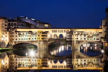 Ponte Vecchio bei Nacht mit Spiegelung im Fluss Arno, Florenz, UNESCO-Weltkulturerbe, Toskana, Italien, Europa - RHPLF08031