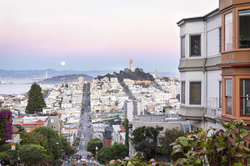Supermond und Blick auf Bay Area, einschließlich San Francisco-Oakland Bay Bridge, San Francisco, Kalifornien, Vereinigte Staaten von Amerika, Nordamerika - RHPLF08038