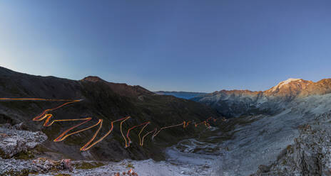 Panorama der Lichter der Autospur in der Abenddämmerung, Stilfser Joch, Valtellina, Lombardei, Trentino Südtirol, Italien, Europa - RHPLF08059