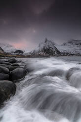 Dunkle Wolken über schneebedeckten Gipfeln und Wellen des kalten Meeres, Senja, Ersfjord, Provinz Troms, Norwegen, Skandinavien, Europa - RHPLF08061