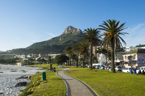 Waterfront von Camps Bay mit dem Lions Head im Hintergrund, Vorort von Kapstadt, Südafrika, Afrika - RHPLF08077