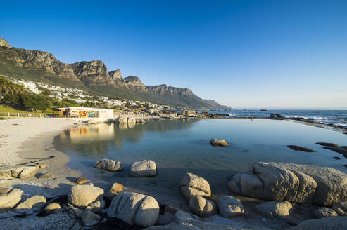 Camps Bay mit dem Tafelberg im Hintergrund, Vorort von Kapstadt, Südafrika, Afrika - RHPLF08078