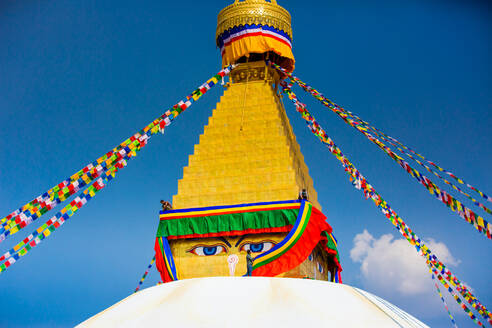 Buddhistische Mönche beim Schmücken des Tempels von Bouddha (Boudhanath), UNESCO-Weltkulturerbe, Kathmandu, Nepal, Asien - RHPLF08100