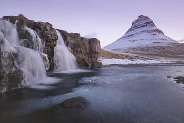 Sonnenaufgang am Kirkjufellsfoss und am Berg Kirkjufell, Snaefellsnes-Halbinsel, Island, Polarregionen - RHPLF08110