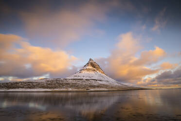 Sonnenaufgang am Berg Kirkjufell, Halbinsel Snaefellsnes, Island, Polarregionen - RHPLF08111
