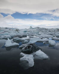 Schwimmende Eisberge in der Gletscherlagune Jokulsarlon, Island, Polarregionen - RHPLF08113