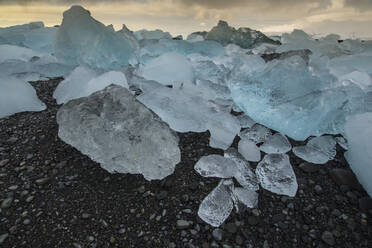 Eisberge am Jokulsarlon Black Sand Beach, Island, Polarregionen - RHPLF08114