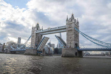 Tower Bridge angehoben mit einem großen Schiff, das die Brücke passiert, mit dem Londoner Rathaus und dem Shard im Hintergrund, London, England, Vereinigtes Königreich, Europa - RHPLF08117