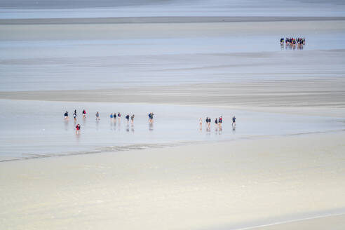 Spaziergänger auf dem Sand bei Ebbe, Mont-Saint-Michel, Normandie, Frankreich, Europa - RHPLF08129