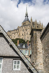 Blick auf die Abtei Mont Saint-Michel von unten, UNESCO-Weltkulturerbe, Mont-Saint-Michel, Normandie, Frankreich, Europa - RHPLF08132