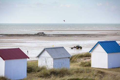 Strandhütten und Traktor für die Austernzucht, Gouville-sur-Mer, Normandie, Frankreich, Europa - RHPLF08135