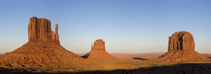 Monument Valley bei Sonnenuntergang, Navajo Tribal Park, Arizona, Vereinigte Staaten von Amerika, Nordamerika - RHPLF08159