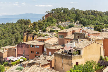 Dorfhäuser und der Eingang zum Ockerweg im Hintergrund, Roussillon, Vaucluse, Provence-Alpes-Cote d'Azur, Frankreich, Europa - RHPLF08169