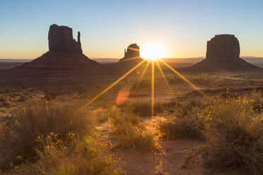 Sonnenaufgang im Monument Valley, Navajo Tribal Park, Arizona, Vereinigte Staaten von Amerika, Nordamerika - RHPLF08173