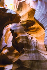 Lichter und Schatten im Upper Antelope Canyon, Navajo Tribal Park, Arizona, Vereinigte Staaten von Amerika, Nordamerika - RHPLF08176