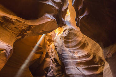 Lichtstrahl durch den Upper Antelope Canyon, Navajo Tribal Park, Arizona, Vereinigte Staaten von Amerika, Nordamerika - RHPLF08178