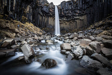 Svartifoss (Schwarzer Wasserfall) in der Nähe des Skaftafell-Gletschers, Island, Polarregionen - RHPLF08181