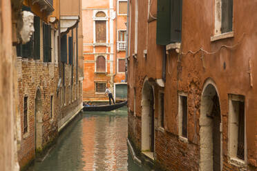 Kanal und Gondoliere, Venedig, UNESCO-Weltkulturerbe, Venetien, Italien, Europa - RHPLF08192