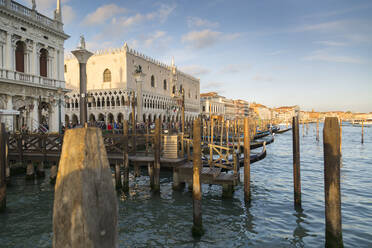 Dogenpalast und Canal Grande, Venedig, UNESCO-Weltkulturerbe, Venetien, Italien, Europa - RHPLF08195