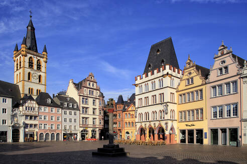 Hauptmarkt mit St. Gangolf Kirche und Steipe Gebäude, Trier, Mosel, Rheinland-Pfalz, Deutschland, Europa - RHPLF08212