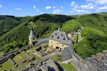 Schloss Bourscheid im Tal der Sauer, Kanton Diekirch, Großherzogtum Luxemburg, Europa - RHPLF08215