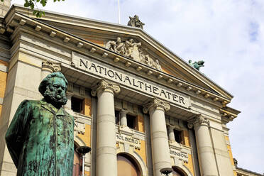 Ibsen-Statue vor dem Nationaltheater, Oslo, Norwegen, Skandinavien, Europa - RHPLF08219