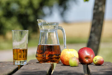 Äpfel und Apfelsaft, Saargau, Rheinland Pfalz, Deutschland, Europa - RHPLF08223