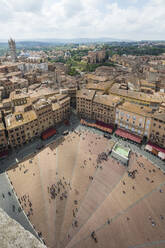 Blick von oben auf die Piazza del Campo mit den historischen Gebäuden und dem Brunnen Fonte Gaia, Siena, UNESCO-Weltkulturerbe, Toskana, Italien, Europa - RHPLF08243