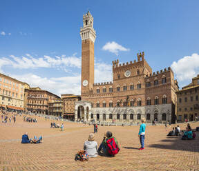 Touristen bewundern den historischen Palazzo Pubblico und seinen Torre del Mangia, Piazza del Campo, Siena, UNESCO-Weltkulturerbe, Toskana, Italien, Europa - RHPLF08244