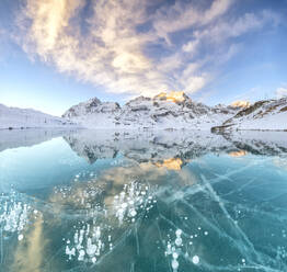 Panorama der Eisblasen und der gefrorenen Oberfläche des Lago Bianco in der Morgendämmerung, Berninapass, Kanton Graubünden, Engadin, Schweiz, Europa - RHPLF08247