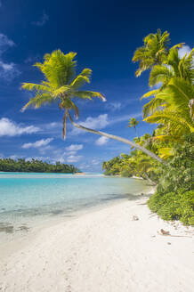 White sand bank in the turquoise waters of the Aitutaki lagoon, Rarotonga and the Cook Islands, South Pacific, Pacific - RHPLF08249