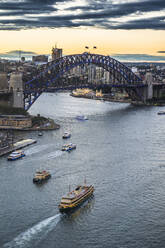 Blick über den Hafen von Sydney nach Sonnenuntergang, Sydney, New South Wales, Australien, Pazifik - RHPLF08252