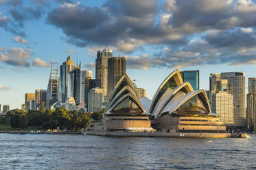 Das Opernhaus von Sydney, UNESCO-Weltkulturerbe, und die Skyline von Sydney bei Sonnenuntergang, New South Wales, Australien, Pazifik - RHPLF08253