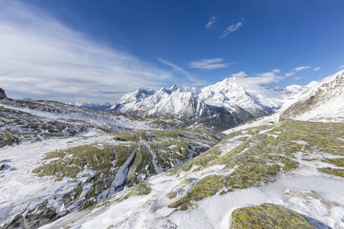 Sonnenschein und Schnee auf der Alpe Fora mit dem Monte Disgrazia im Hintergrund, Malenco Tal, Provinz Sondrio, Valtellina, Lombardei, Italien, Europa - RHPLF08281