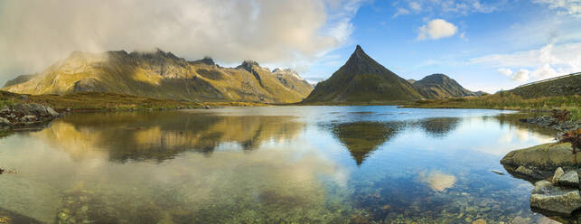 Der Berg Volanstinden über dem Fjord in Fredvang, Lofoten, Norwegen, Europa - RHPLF08294