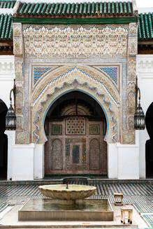 Monumentales geschnitztes Portal und Waschbecken, Karaouiyine-Moschee, Medina von Fez, UNESCO-Weltkulturerbe, Marokko, Nordafrika, Afrika - RHPLF08311