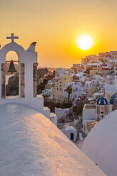 Blick auf traditionelle blaue Kuppelkirchen und weiße Häuser bei Sonnenuntergang in Oia, Santorin, Kykladen, Ägäische Inseln, Griechische Inseln, Griechenland, Europa - RHPLF08315