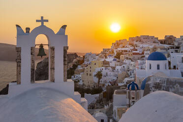 Blick auf traditionelle blaue Kuppelkirchen und weiße Häuser bei Sonnenuntergang in Oia, Santorin, Kykladen, Ägäische Inseln, Griechische Inseln, Griechenland, Europa - RHPLF08316