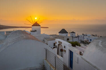 Blick auf Windmühlen bei Sonnenuntergang im Dorf Oia, Santorin, Kykladen, Ägäische Inseln, Griechische Inseln, Griechenland, Europa - RHPLF08319