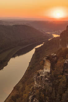 Elbe bei Sonnenuntergang im Elbsandsteingebirge, Deutschland, Europa - RHPLF08322
