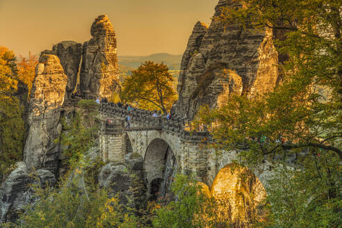 Basteibrücke bei Sonnenuntergang im Elbsandsteingebirge, Deutschland, Europa - RHPLF08323